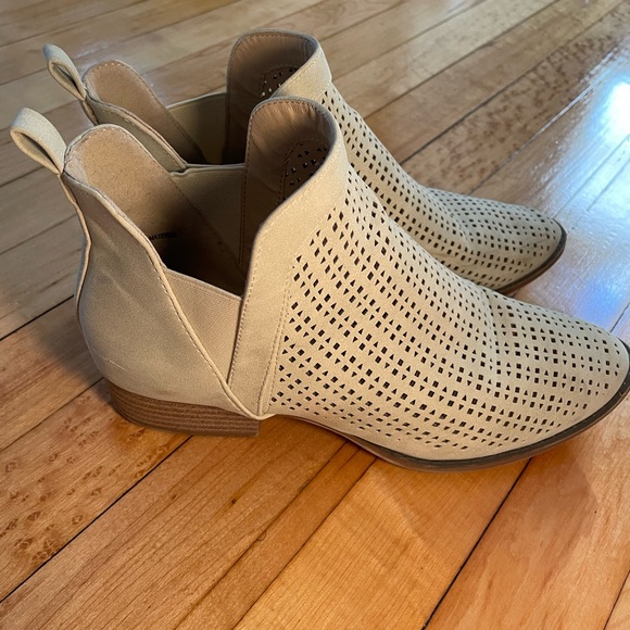 Cream/white suede ankle boots size 9/9.5 with 1 inch heel - Picture 2 of 10